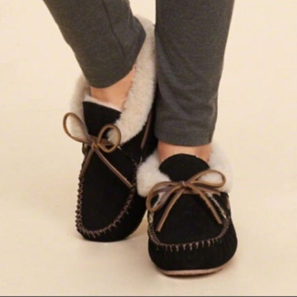 Minnetonka Chrissy Bootie Slippers (Style 40030) in a women's size 7 BLACK NWOT